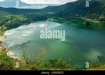 Le volcan actif dans le Cratère de Taal Lake, le plus grand lac sur une île dans un lac sur une île. Banque D'Images