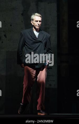 Berlin, Allemagne. 15 janvier 2020. Le designer Wolfgang Joop sera sur la passerelle après le spectacle "Looks by Wolfgang Joop" à la Mercedes-Benz Fashion week. Crédit: Jörg Carstensen/Dpa/Alay Live News Banque D'Images