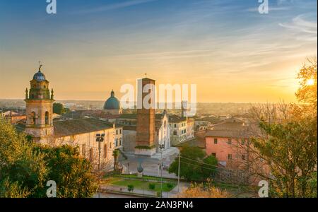 Pietrasanta vieille ville Vue aérienne au coucher du soleil, la cathédrale de San Martino et Torre civica. Versilia Lucca Toscane Italie Europe Banque D'Images