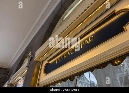 Panneau de nom situé à l'extérieur du Rivoli Bar, bar à cocktails haut de gamme et salon pour prendre un verre dans l'emblématique Ritz Hotel, Piccadilly, Londres Banque D'Images