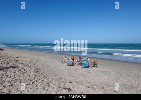 Vero Beach, FL/USA-1/13/20 : hommes et femmes âgés assis sur leurs chaises sur une plage sur la côte Atlantique de la Floride, profiter du soleil sur l'hiver ensoleillé Banque D'Images