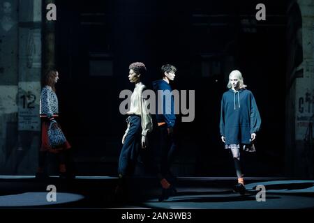 Berlin, Allemagne. 15 janvier 2020. Les modèles présentent des créations DE LOOKS lors de la Mercedes-Benz Fashion week à Berlin, capitale de l'Allemagne, le 15 janvier 2020. Crédit: Binh Truong/Xinhua/Alay Live News Banque D'Images