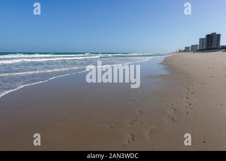 Ft. Pierce, FL/USA-1/13/20 : empreintes de pas dans le sable sur une plage de la côte de l'océan Atlantique par une belle journée ensoleillée en hiver. Banque D'Images