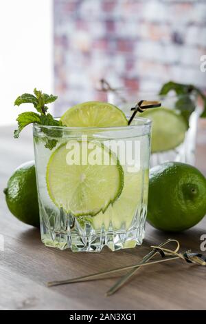 Près de vue d'un verre d'eau gazeuse avec de la chaux et garnir de menthe. Banque D'Images