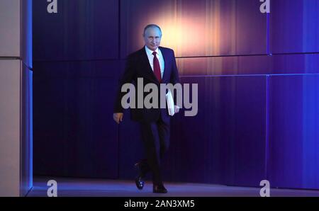 Moscou, Russie. 15 Janvier 2020. Le président russe Vladimir Poutine arrive à remettre l'allocution annuelle à l'Assemblée fédérale dans la salle d'exposition centrale Manezh le 15 janvier 2020 à Moscou, en Russie. Poutine a proposé des changements constitutionnels radicaux qui sont considérés comme un moyen de prolonger son règne. Crédit: Mikhail Klimentyev/Kremlin Pool/Alay Live News Banque D'Images