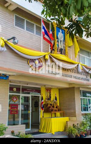 BANGKOK, THAÏLANDE - 23 décembre 2018 : La station de police de Thonburi est situé près de Itsaraphap Road, Bangkok. Banque D'Images