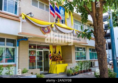 BANGKOK, THAÏLANDE - 23 décembre 2018 : La station de police de Thonburi est situé près de Itsaraphap Road, Bangkok. Banque D'Images