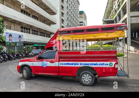 BANGKOK, THAÏLANDE - 23 décembre 2018 : Un petit bus à Bangkok appelée Kapor offrent un moyen abordable de se déplacer dans la ville pour voir le vrai Bangkok. Banque D'Images