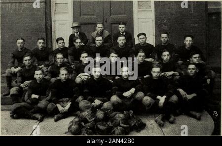 BSNStrimestriel . Équipe De Base-Ball 1921-1922. Équipe de football 1921-1922 ECOLE NORMALE DE L'ETAT 15 La salle à manger. Au premier étage du Dormi-tory principal se trouve la salle à manger, une salle attrayante et bien éclairée. Elle est responsable d'un diététiste expert qui supervise l'achat, la préparation et le service de la nourriture. ElTortis spécial fait pour avoir la salle à manger accueillant. Les nouvelles tables rondes, chacune de huit places assises, contribuent beaucoup à la vie sociale de l'heure du repas. Disposition pour les loisirs et la vie sociale. La NormalSchool croit aux loisirs et à la vie sociale, et fait de l'ampleProvision pour eux. Le Banque D'Images