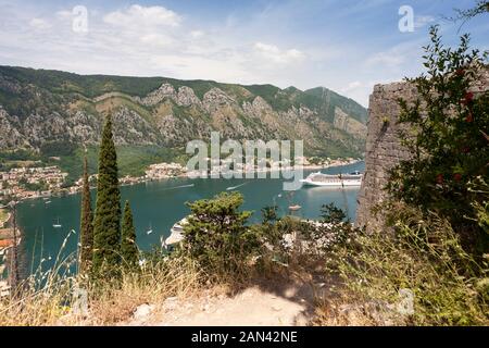 Vue sur la baie de Kotor depuis la colline de Saint-Jean au-dessus de Kotor, au Monténégro Banque D'Images