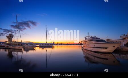 Port de plaisance de yacht et magnifique coucher de soleil sur Varna, Bulgarie. Voilier port, beaucoup de beaux voiliers amarrés dans la mer. Banque D'Images