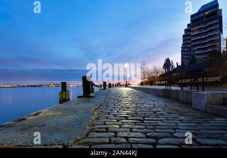 Le port de Boston avant le lever du soleil. Photo montre Fan Pier Park trottoir pavés et l'océan Atlantique . Le port de Boston est un port naturel et de l'estuaire de la MA Banque D'Images