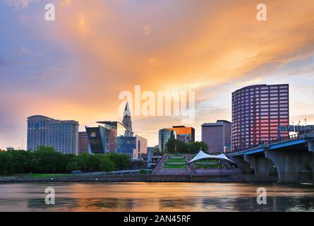 L'horizon de Hartford (Connecticut) au coucher du soleil. Photo montre fondateurs Bridge et Connecticut river. Hartford est la capitale du Connecticut. Banque D'Images