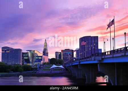 L'horizon de Hartford (Connecticut) au coucher du soleil. Banque D'Images