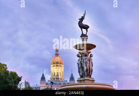 Corning Fontaine et capitale de l'État du Connecticut au coucher du soleil, Hartford, CT. La fontaine avec la sculpture est situé dans la région de Bushnell Park, Hartford, Connecticut Banque D'Images