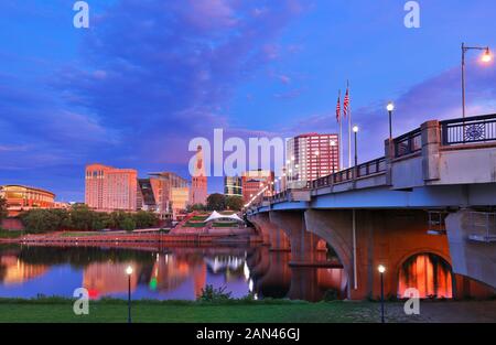 L'horizon de Hartford, Connecticut avant le lever du soleil. Banque D'Images