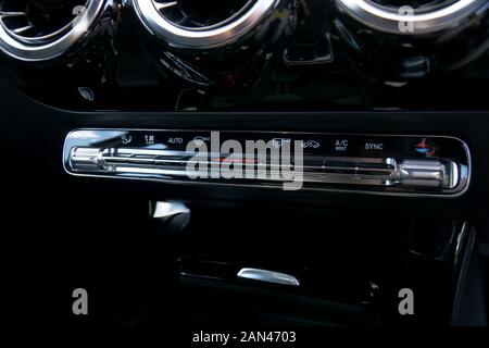 Commandes de climatisation de l'intérieur de W177 Mercedes-Benz A-Class voiture Banque D'Images