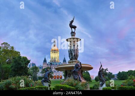 Corning Fontaine et capitale de l'État du Connecticut au coucher du soleil, Hartford, CT. La fontaine avec la sculpture est situé dans la région de Bushnell Park, Hartford, Connecticut Banque D'Images