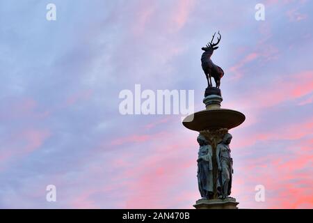 Corning Fontaine et capitale de l'État du Connecticut au coucher du soleil, Hartford, CT. La fontaine avec la sculpture est situé dans la région de Bushnell Park, Hartford, Connecticut Banque D'Images