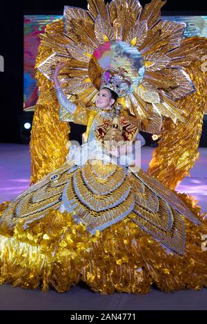 14 janvier 2020 Cebu City, Philippines. Dans le cadre du festival annuel de Sinulog, les candidats au prix Festival Queen participent à un photohoot de piste montrant leurs costumes élaborés. Le festival de neuf jours de Sinulog culmine dans une parade de la Grande rue dans toute la ville. Banque D'Images