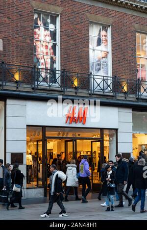 Shopping à Londres devant le magasin H&M à Oxford Street, Londres, Royaume-Uni Banque D'Images