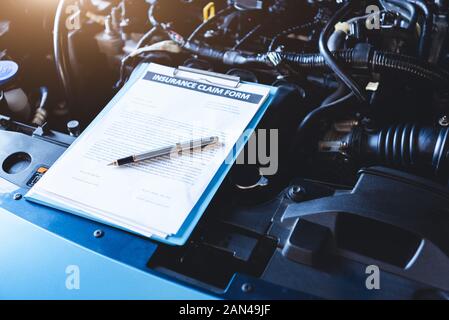 Presse-papiers sur voiture avec auto assurance formulaire de demande de maintenance client liste de contrôle du véhicule en atelier de réparation automobile garage. Service de réparation moteur concept. B Banque D'Images