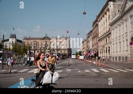 Les cyclistes à un carrefour à Kongens Nytorv, Copenhague Banque D'Images