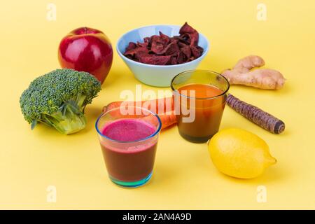 Des smoothies de fruits et légumes en verre sur fond jaune. Concept de vie sain. Banque D'Images