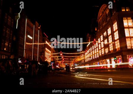 Feux de Noël à exposition prolongée sur la place du Dam à Amsterdam Banque D'Images