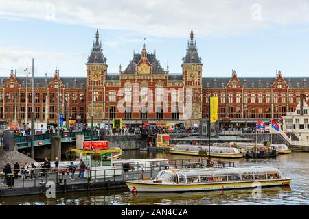 Amsterdam, Pays-Bas - 28 octobre 2019 - vue sur la gare centrale d'Amsterdam avec des personnes non identifiées. Amsterdam est la capitale et la plupart des populo Banque D'Images