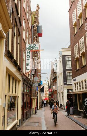 Amsterdam, Pays-Bas - 28 octobre 2019 : ruelle dans le centre-ville historique d'Amsterdam avec des personnes non identifiées. Amsterdam est la capitale et la plupart des Banque D'Images