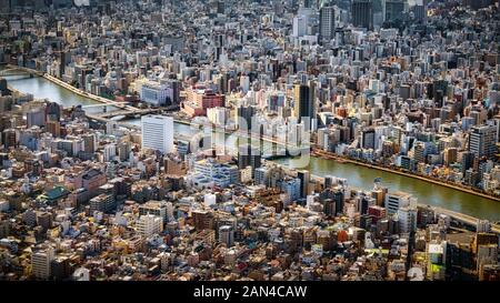 Une vue aérienne de la rivière Sumida à Tokyo, Japon. Banque D'Images