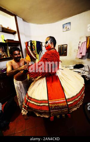 Un artiste de Kathakali se préparant pour le spectacle à Cochin, Kerela. Banque D'Images