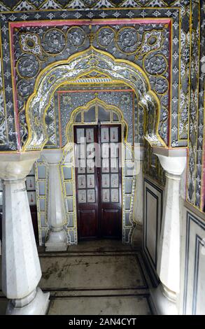 Le superbe Rang Mandir a un travail de miroir incroyable, à l'intérieur du palais de la ville de Jaipur. Banque D'Images