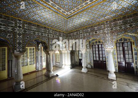 Le superbe Rang Mandir a un travail de miroir incroyable, à l'intérieur du palais de la ville de Jaipur. Banque D'Images