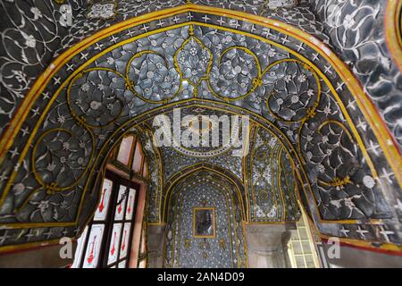 Le superbe Rang Mandir a un travail de miroir incroyable, à l'intérieur du palais de la ville de Jaipur. Banque D'Images