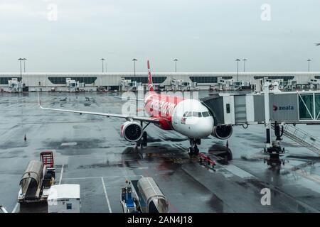 AirAsia Airbus A320-251 N 9 M-RAB à l'aéroport international de Kuala Lumpur 2 Banque D'Images