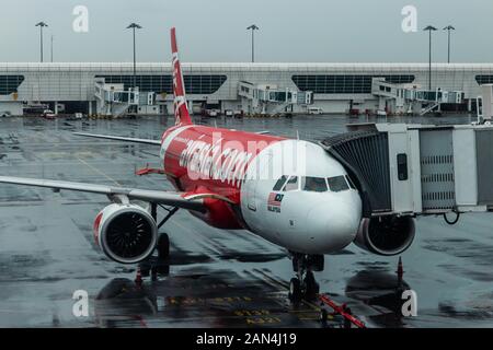 AirAsia Airbus A320-251 N 9 M-RAB à l'aéroport international de Kuala Lumpur 2 Banque D'Images