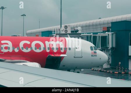 AirAsia Airbus A320-251 N 9 M-RAB à l'aéroport international de Kuala Lumpur 2 Banque D'Images