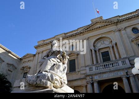 1891 Une statue de la reine Victoria se trouve en face de la bibliothèque, la Bibliothèque Nationale de Malte, sur la place de la République, La Valette, Malte Banque D'Images