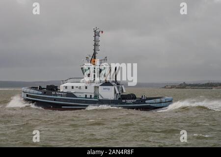 La base navale de Portsmouth bateau remorqueur Tempest SD fait son chemin à travers les mers agitées dans le Solent off Portsmouth, Royaume-uni le 13/1/20, l'avant de la tempête Brendan. Banque D'Images