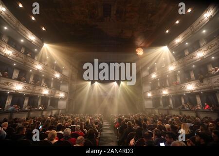 15 Janvier 2020: 15 Janvier 2020 (Malaga) Le Bodyguard The Musical Au Théâtre Cervantes De Malaga. Letsgo est l'un des principaux producteurs de comédies musicales de l'industrie et est responsable de succès tels que le trou, Le Danse Sale ou la famille Addams. Maintenant, il nous propose cette comédie musicale basée sur le film mettant en vedette l'éternel Whitney Houston et Kevin Costner, Et cela promet de vous toucher la fibre sensible'¦ La comédie musicale réussie et primée basée sur le film sera réalisée au Théâtre Cervantes du 15 au 19 janvier.La comédie musicale, basée sur le film du même nom (1992) avec Whitney Hou Banque D'Images