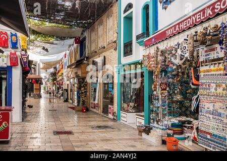 Bodrum, Turquie - 15 septembre 2019 : rue piétonne, dans le quartier touristique. Boutiques vendent des souvenirs et cadeaux pour les touristes. Banque D'Images