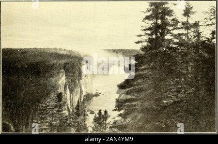 Le Labrador, le pays et le peuple . Deux vues de la rivière Hamilton canyon Bowdoin ET LE GRAND FALLS 157 avec de petits arbres, principalement l'épinette noire, mélèze sapin avec andbalsam. Attikonak Le lac est plus de quarante milles de long, et est ainsi couverte d'îles qu'aucune idée de sa forme orwidth est obtenue par un passage au travers. Son eau isclear mais brunâtre, et ne semble pas être très profond. Ashuanipi, ou la branche principale de l'Hamilton, entersSandgirt Lac sur son côté ouest. Le fleuve coule de thenorthwest pour soixante-cinq milles dans une large vallée, long brokenby^w, crêtes hich couper le stre Banque D'Images