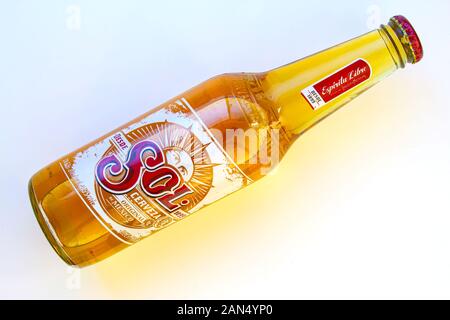 Une bouteille de bière pâle mexicain Sol appel sur un tableau blanc Banque D'Images