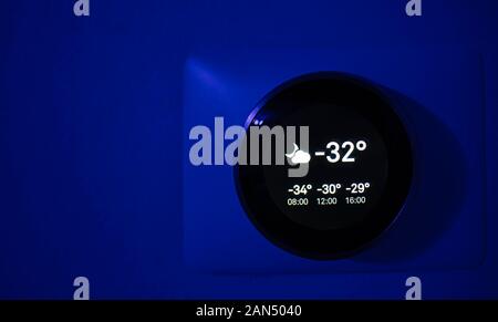 Thermostat numérique de nuit montrant la température extérieure de -31 degrés Celsius au cours de l'hiver Banque D'Images