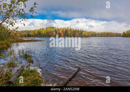 L'automne sur le lac de jour dans la forêt nationale de Chequamegon dans le nord de l'Wisconisn. Banque D'Images