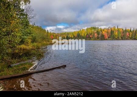 L'automne sur le lac de jour dans la forêt nationale de Chequamegon dans le nord de l'Wisconisn. Banque D'Images