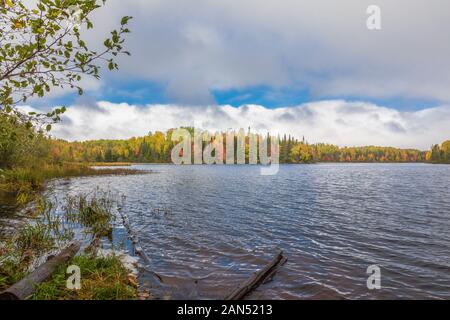 L'automne sur le lac de jour dans la forêt nationale de Chequamegon dans le nord de l'Wisconisn. Banque D'Images