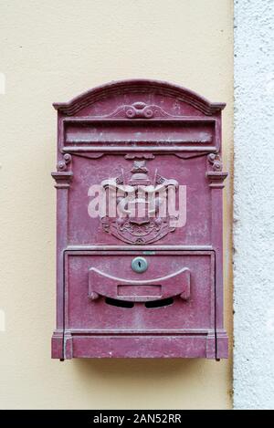 Postbox avec des armoiries dans le mur dans la ville italienne de la région côtière de Vernazza Cinque Terre Banque D'Images